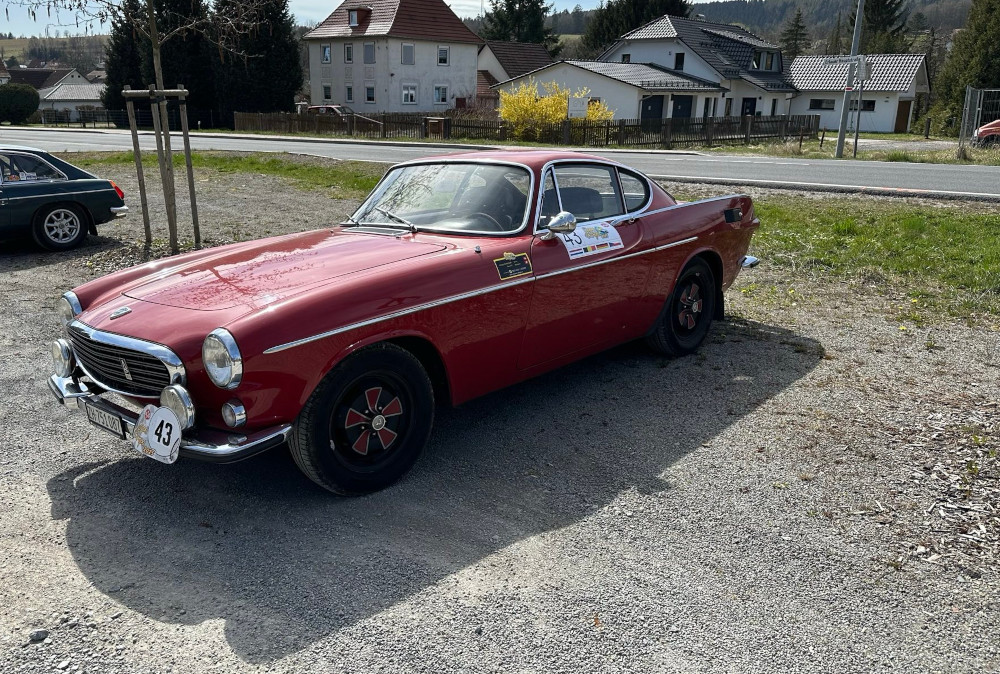 Red Volvo 1800E with start number 43