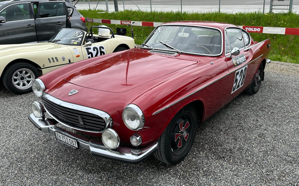 Red Volvo 1800E with start number 528