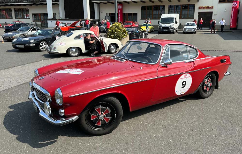 A red Volvo 1800E with the starting number 9